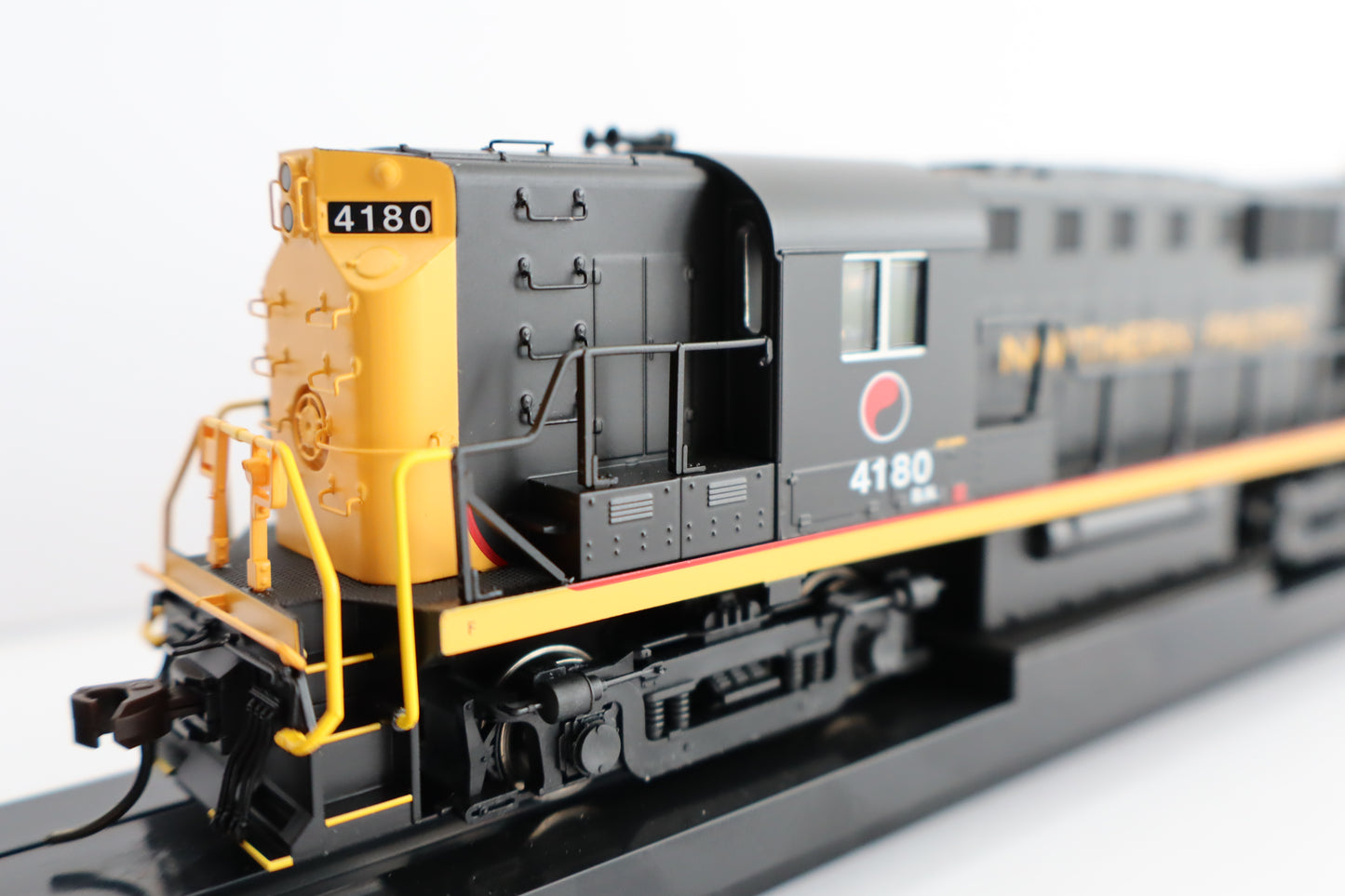 Atlas HO 10 004 535 - Classic - Gold Model - ALCo RS-11 Diesel Locomotive "Burlington Northern" #4183 (Northern Pacific patch)