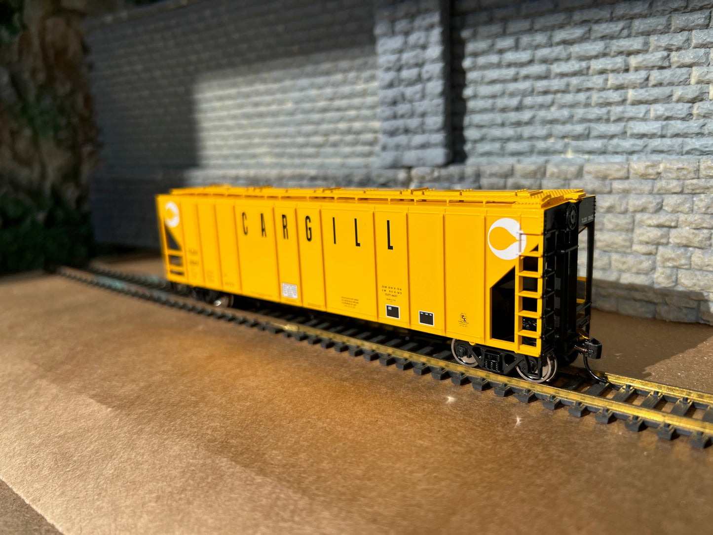 Walthers HO 910-49407 - Mainline - 50' Pullman-Standard PS-2CD 4427 3-Bay Covered Hopper "Cargill TLDX" #2850