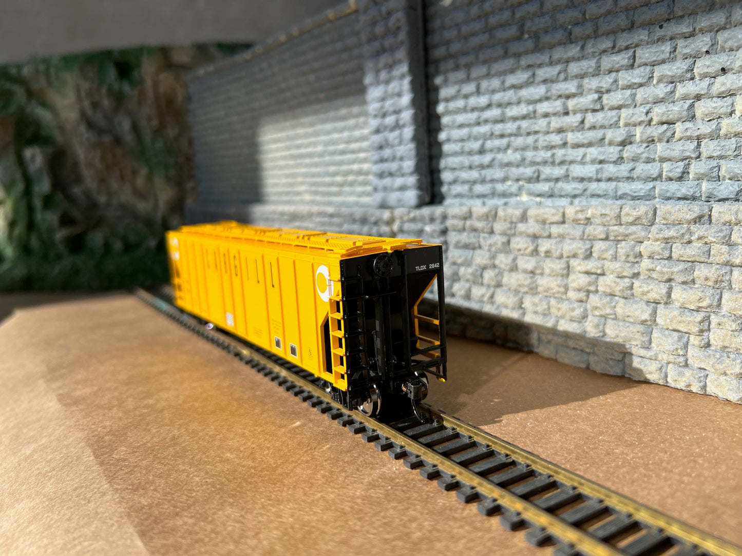 Walthers HO 910-49407 - Mainline - 50' Pullman-Standard PS-2CD 4427 3-Bay Covered Hopper "Cargill TLDX" #2850