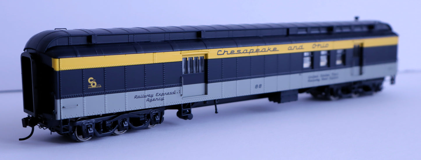 Walthers HO 920-17504 - Proto - 70' Heavyweight Baggage Car "Chesapeake & Ohio" #307 (Tri-Color)