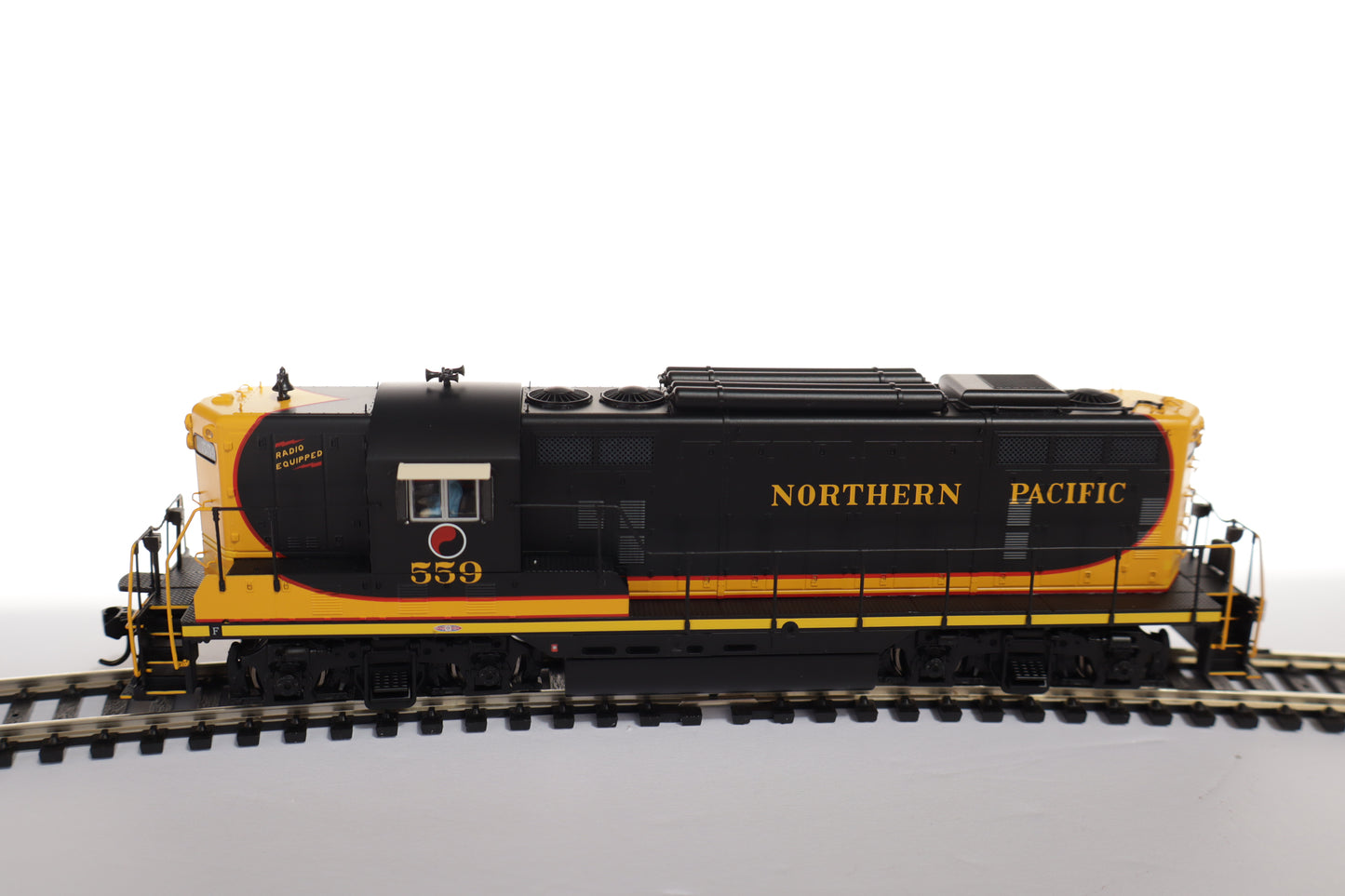 Walthers HO 920-42424 - Proto - EMD GP7 Diesel Locomotive "Northern Pacific" #562 (w/DCC/Sound)