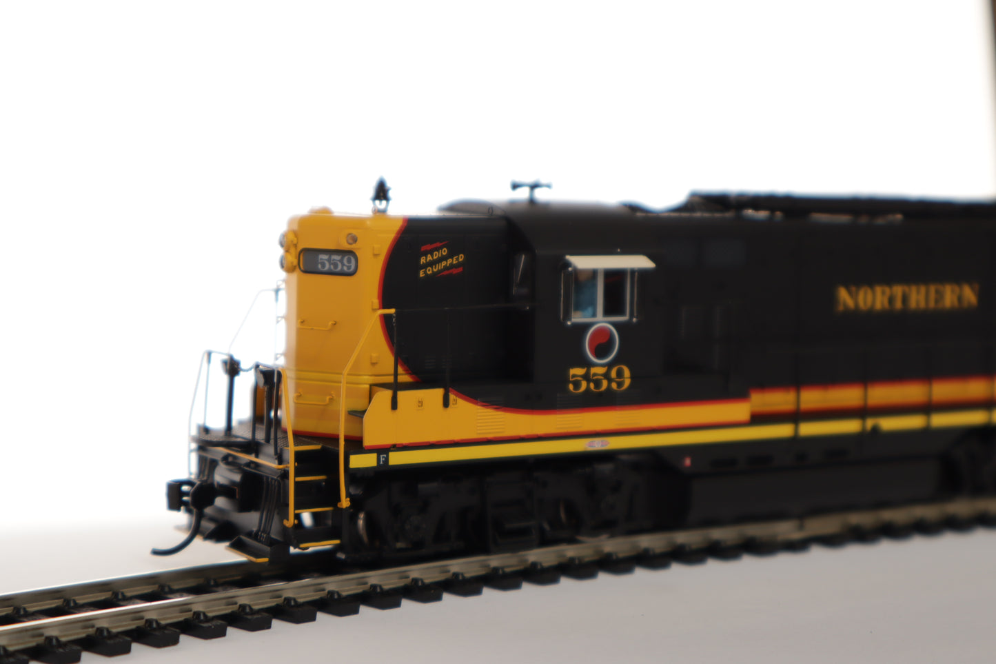 Walthers HO 920-42424 - Proto - EMD GP7 Diesel Locomotive "Northern Pacific" #562 (w/DCC/Sound)