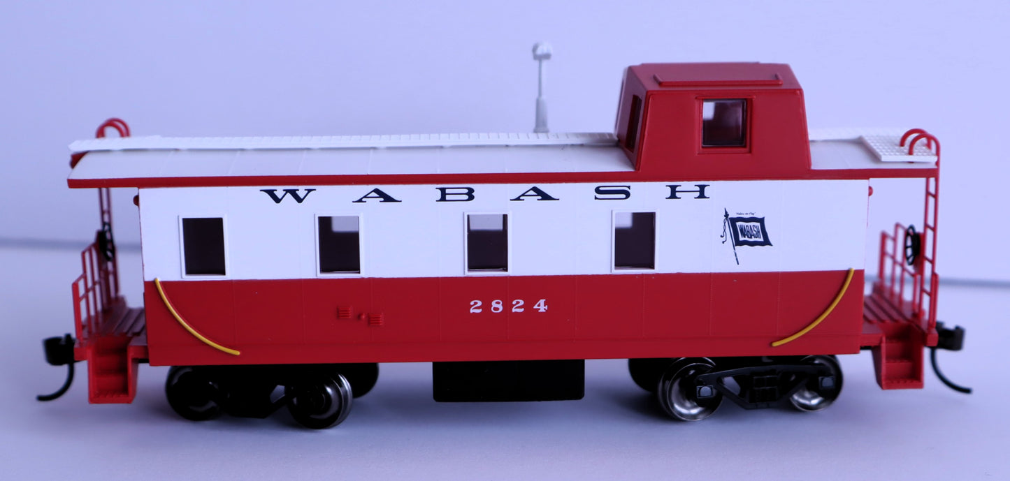 Bachmann HO 14002 - Slanted Offset Cupola Caboose "Wabash" #2824 (white, red)