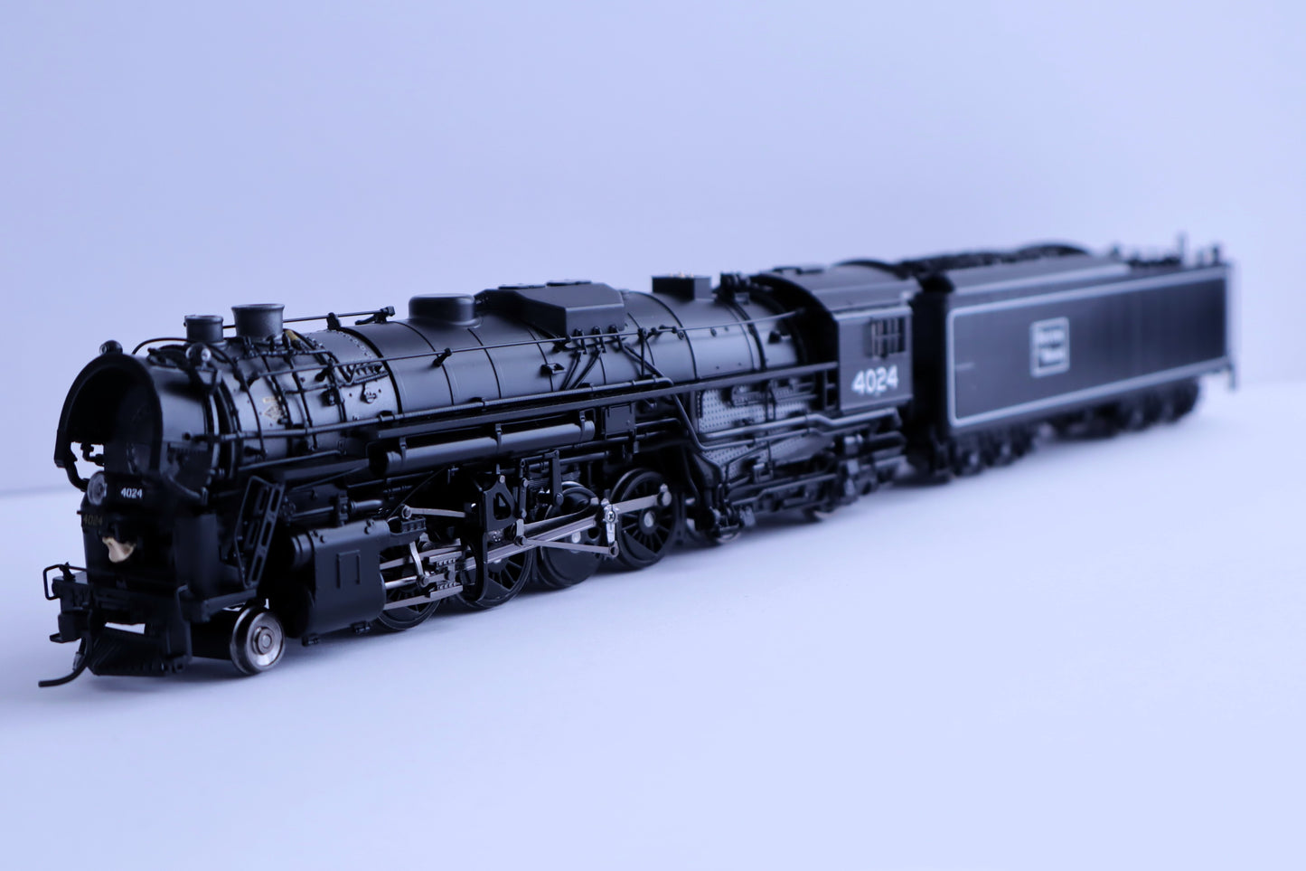 Broadway Limited Imports HO 7885 - 2-8-4 T1b Berkshire Steam Locomotive "Boston & Maine" #4024 w/DCC&Sound (6-Axle Tender)