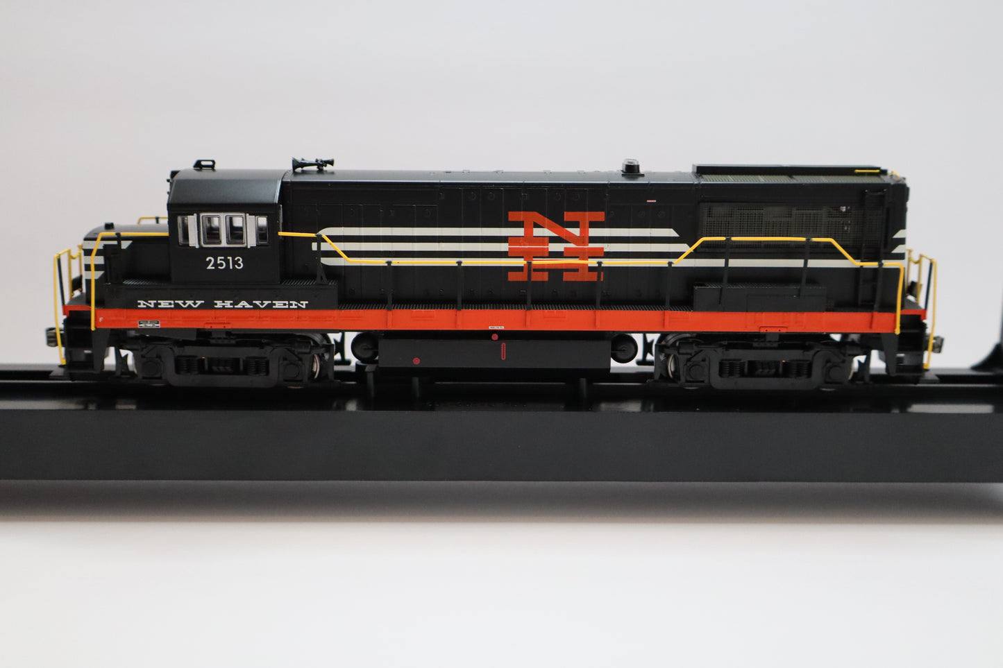 Bowser HO 25152 - Executive - U25B Diesel Locomotive "New Haven" #2513 (Phase IV) w/DCC/Sound