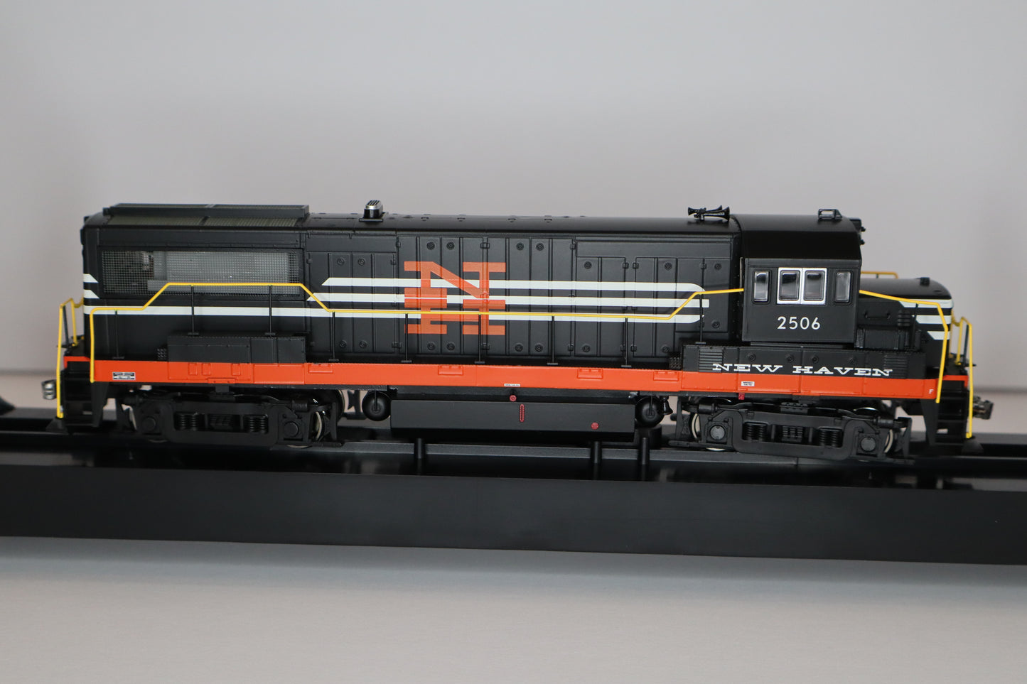 Bowser HO 25149 - Executive - U25B Diesel Locomotive "New Haven" #2506 (Phase IIb) w/DCC/Sound