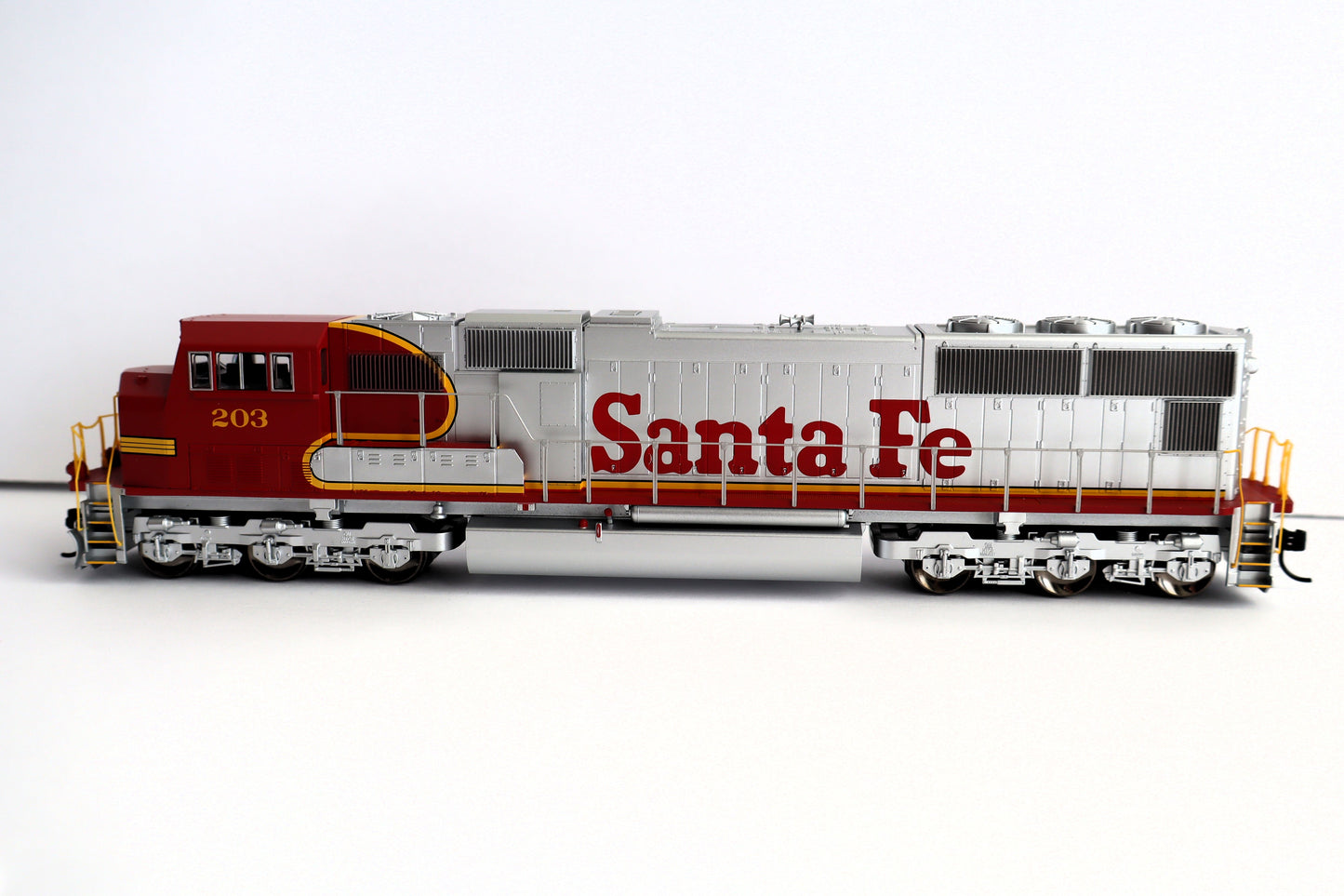Walthers HO 910-11002 - Mainline - SD75M Diesel Locomotive "Atchison, Topeka & Santa Fe" #222 (Standard DC)