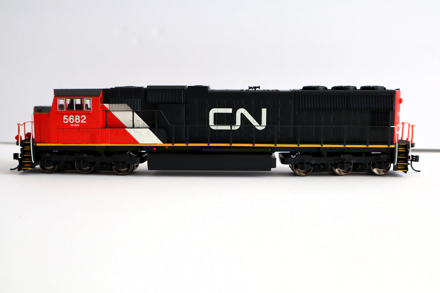 Walthers HO 910-11006 - Mainline - SD75I Diesel Locomotive "Canadian National" #5727 (Standard DC)