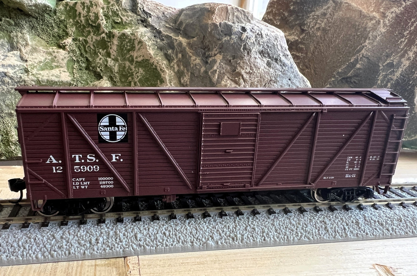 Walthers HO 910-40352 - Mainline - 40' AAR Single Sheathed Boxcar w/Dreadnaught Ends "Santa Fe" #125928
