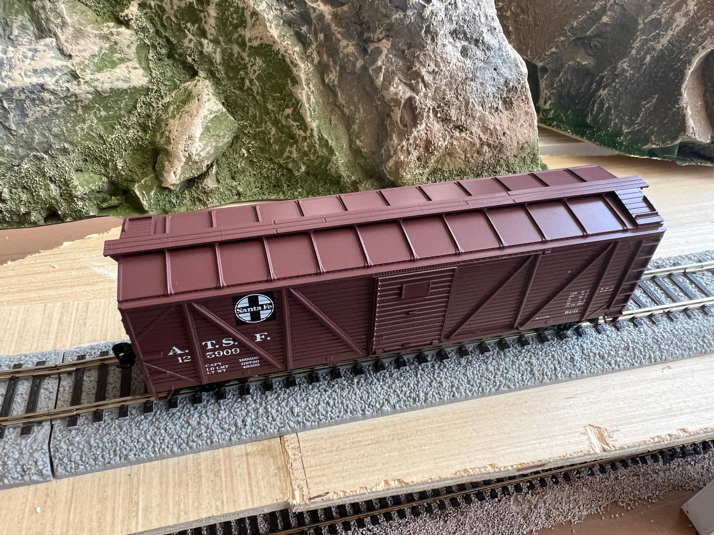 Walthers HO 910-40352 - Mainline - 40' AAR Single Sheathed Boxcar w/Dreadnaught Ends "Santa Fe" #125928