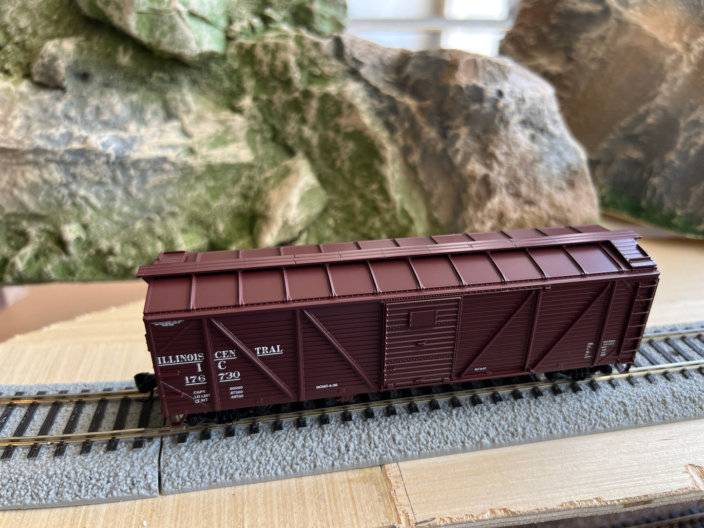 Walthers HO 910-40363 - Mainline - 40' ARA Single Sheathed Boxcar w/Dreadnaught Ends "Illinois Central" #176730