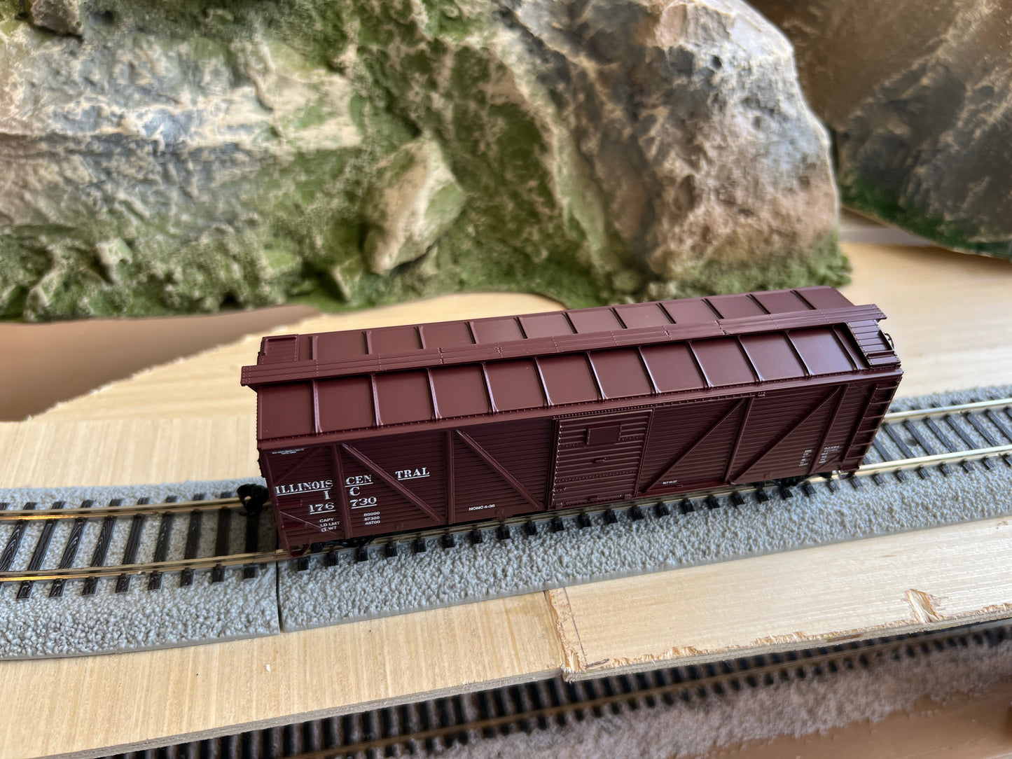 Walthers HO 910-40363 - Mainline - 40' ARA Single Sheathed Boxcar w/Dreadnaught Ends "Illinois Central" #176730