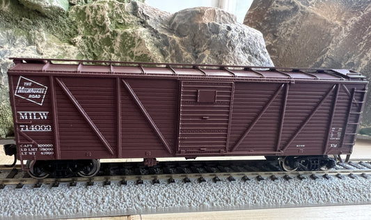 Walthers HO 910-40371 - Mainline - 40' AAR Single Sheathed Boxcar w/Dreadnaught Ends "Milwaukee Road" #714003