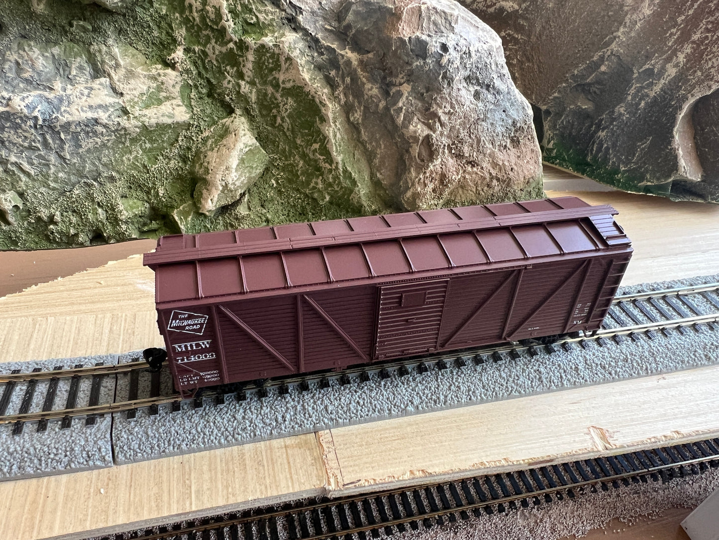 Walthers HO 910-40374 - Mainline - 40' AAR Single Sheathed Boxcar w/Dreadnaught Ends "Milwaukee Road" #714059