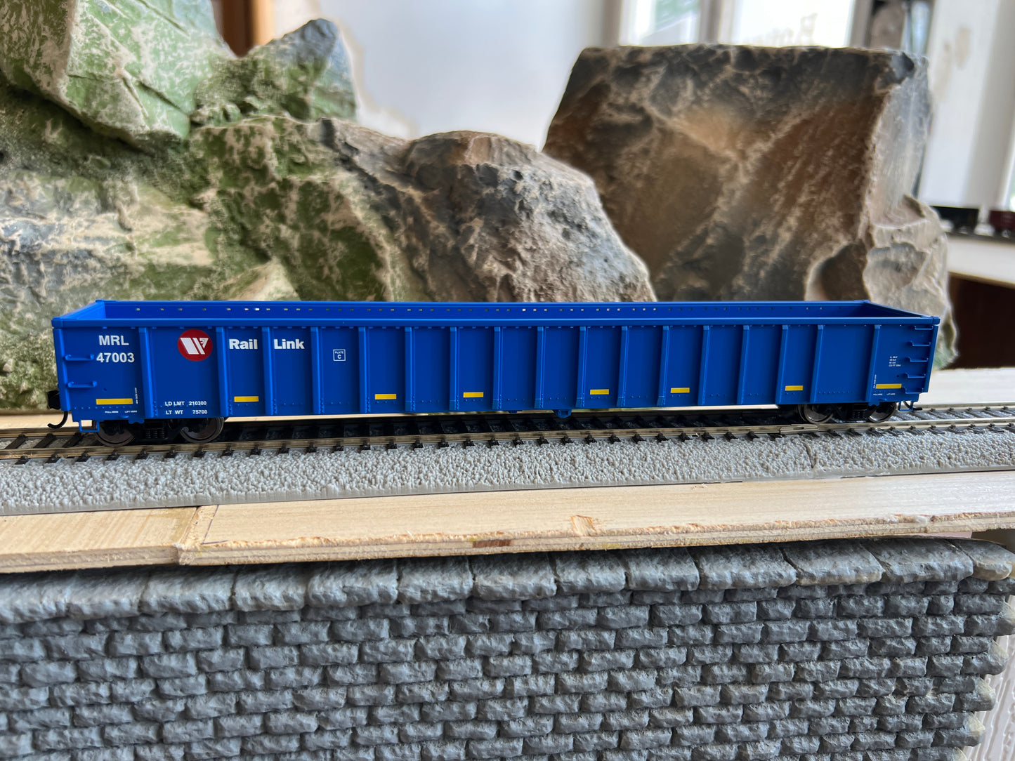 Walthers HO 910-6475 - Mainline - 68' Railgon Gondola "Montana Rail Link" #47064
