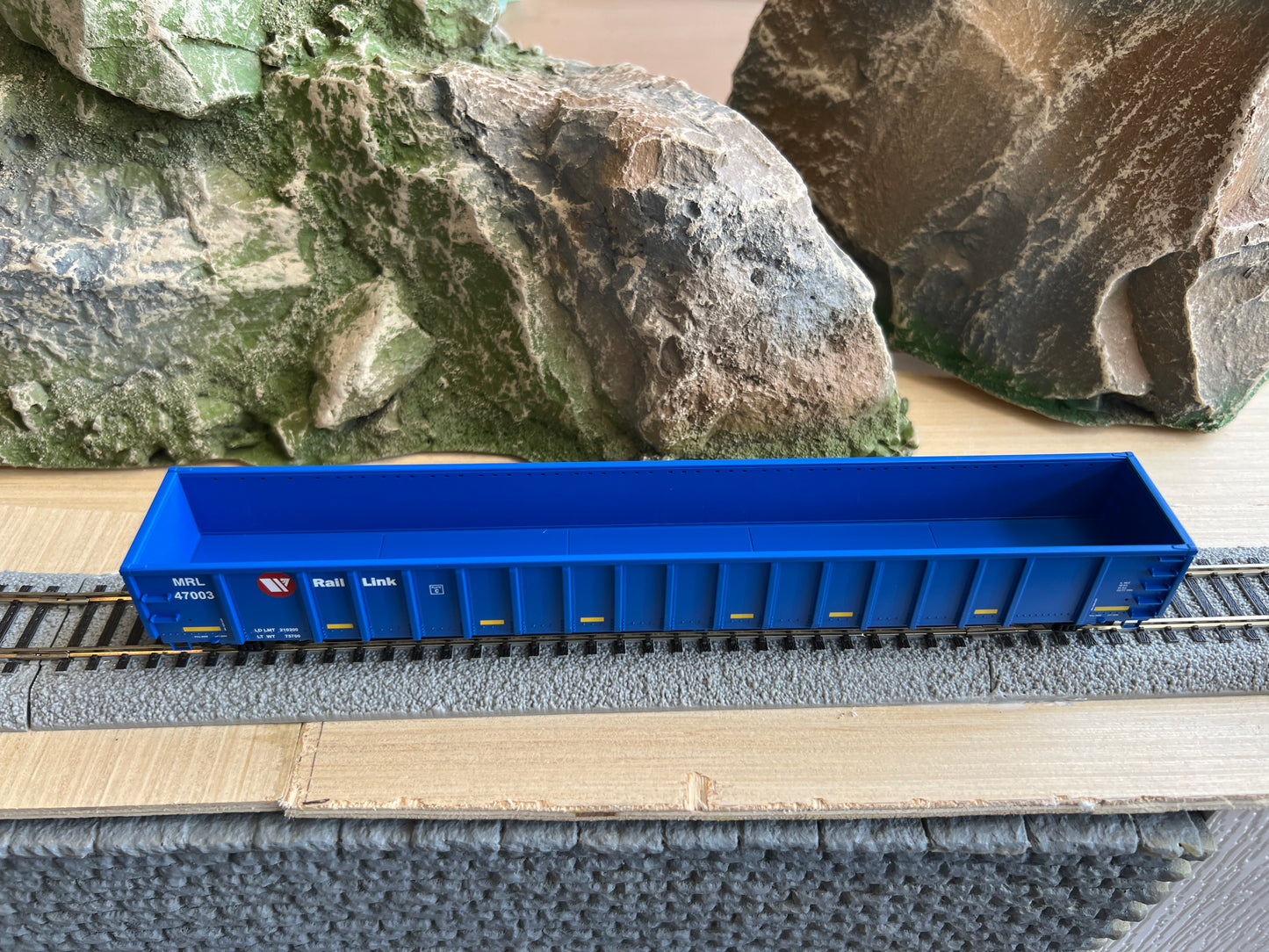 Walthers HO 910-6475 - Mainline - 68' Railgon Gondola "Montana Rail Link" #47064