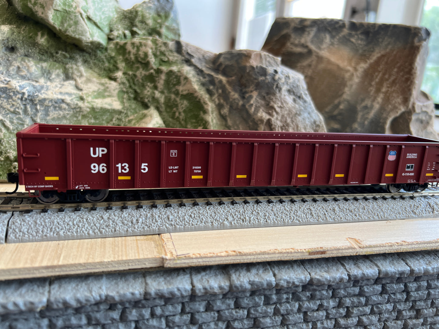 Walthers HO 910-6483 - Mainline - 68' Railgon Gondola "Union Pacific" #96212