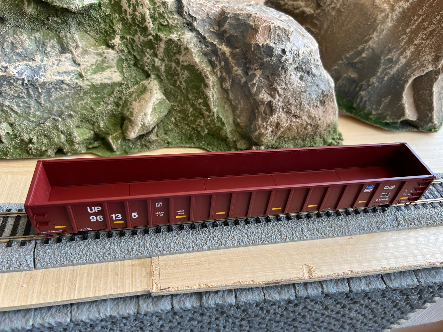 Walthers HO 910-6483 - Mainline - 68' Railgon Gondola "Union Pacific" #96212