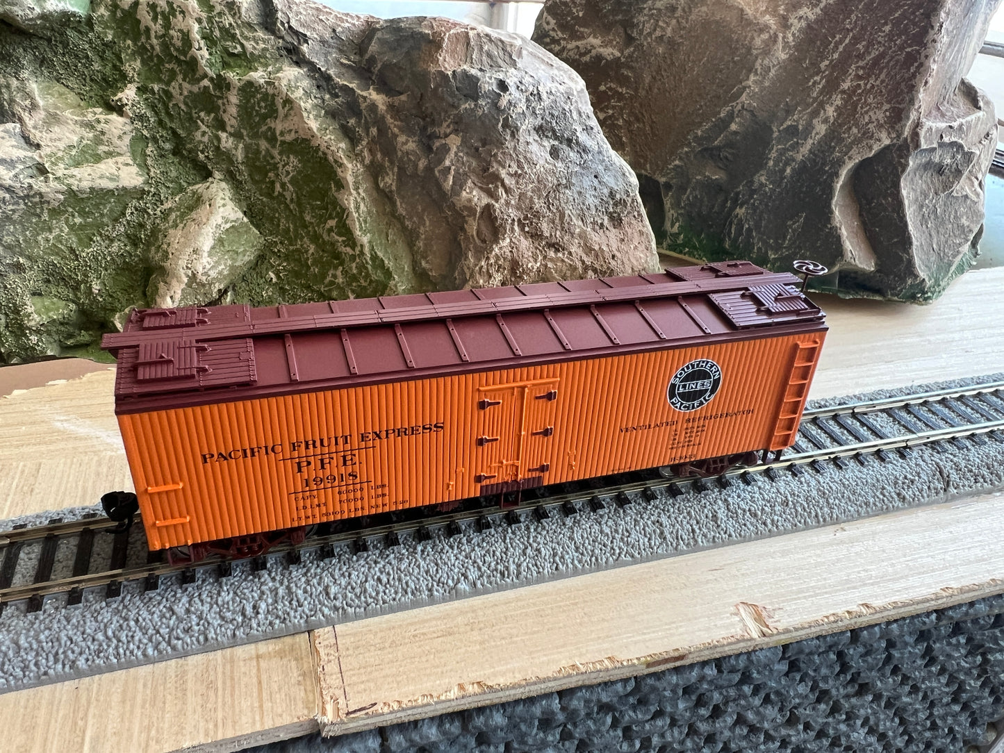Walthers HO 910-41229 - Mainline - 40' Wood Reefer w/ Wood Ends "Pacific Fruit Express" #31911