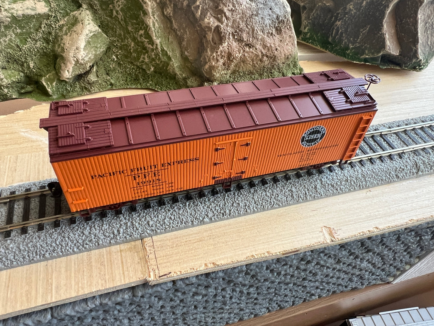 Walthers HO 910-41229 - Mainline - 40' Wood Reefer w/ Wood Ends "Pacific Fruit Express" #31911