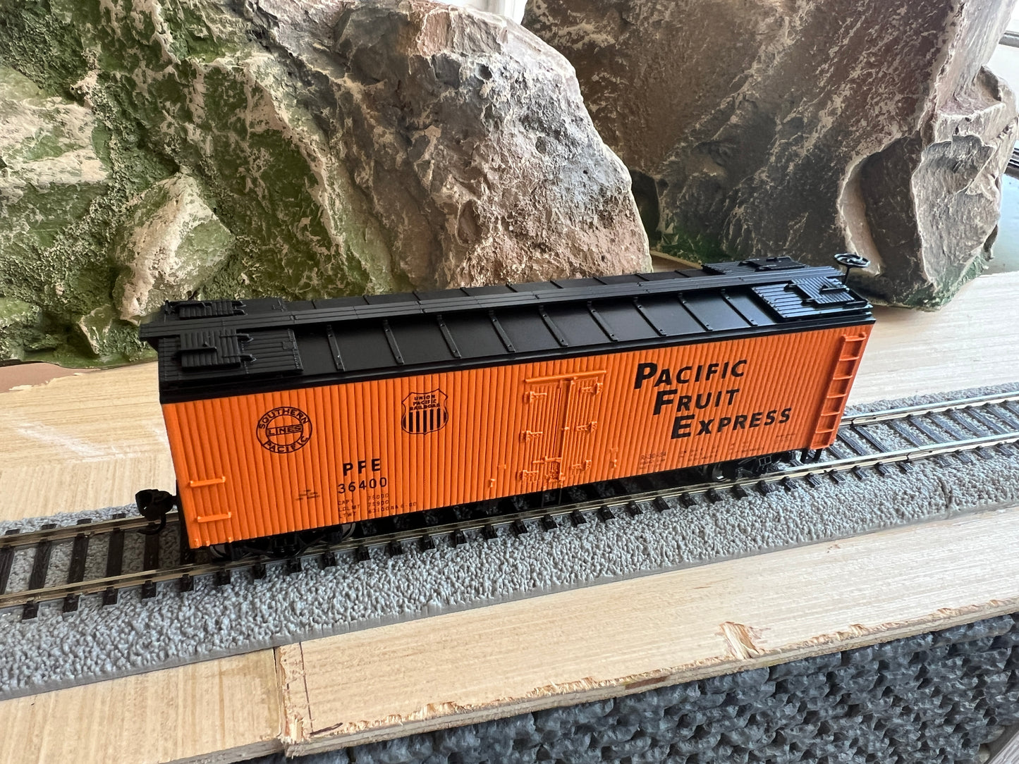 Walthers HO 910-41232 - Mainline - 40' Wood Reefer w/ Wood Ends "Pacific Fruit Express" #36427