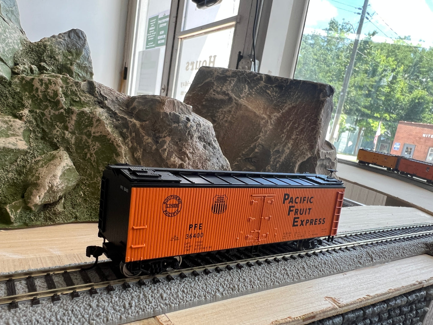 Walthers HO 910-41232 - Mainline - 40' Wood Reefer w/ Wood Ends "Pacific Fruit Express" #36427