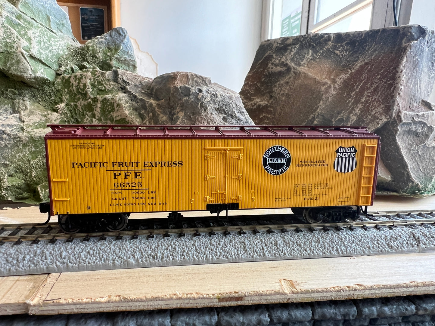 Walthers HO 910-41323 - Mainline - 40' Wood Reefer w/ Steel Ends "Pacific Fruit Express" #66759