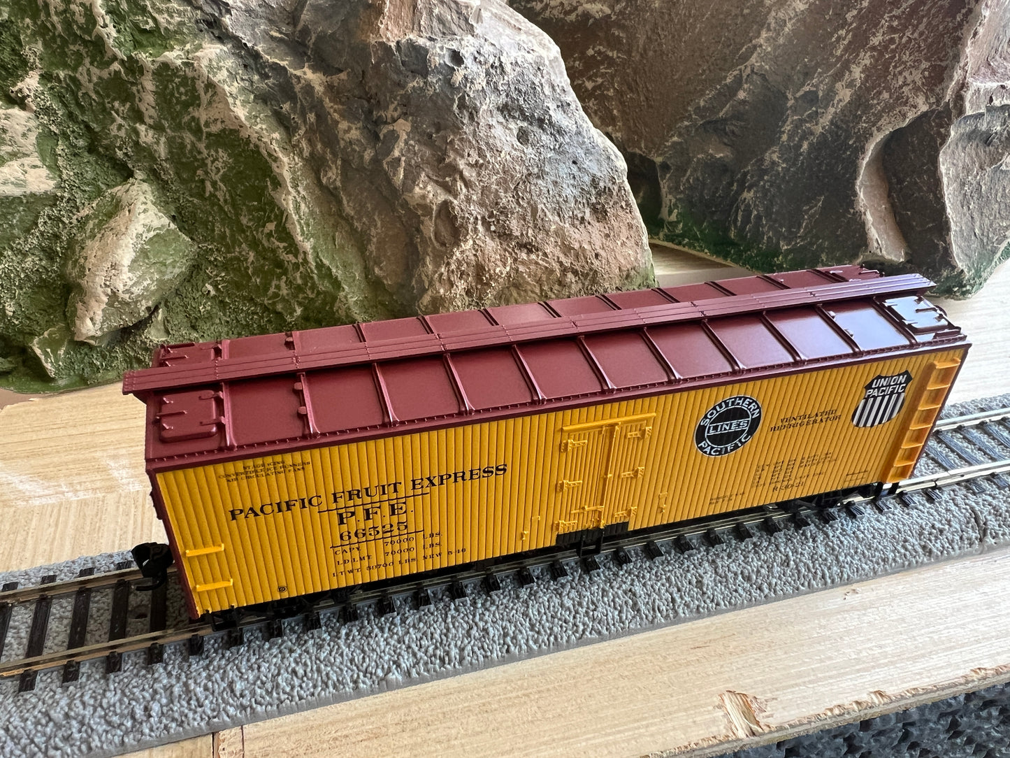 Walthers HO 910-41323 - Mainline - 40' Wood Reefer w/ Steel Ends "Pacific Fruit Express" #66759