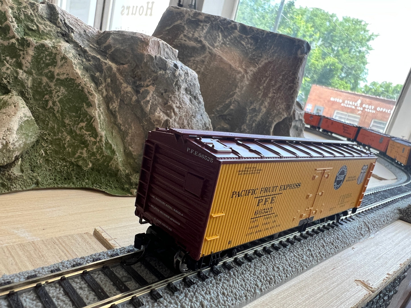 Walthers HO 910-41323 - Mainline - 40' Wood Reefer w/ Steel Ends "Pacific Fruit Express" #66759