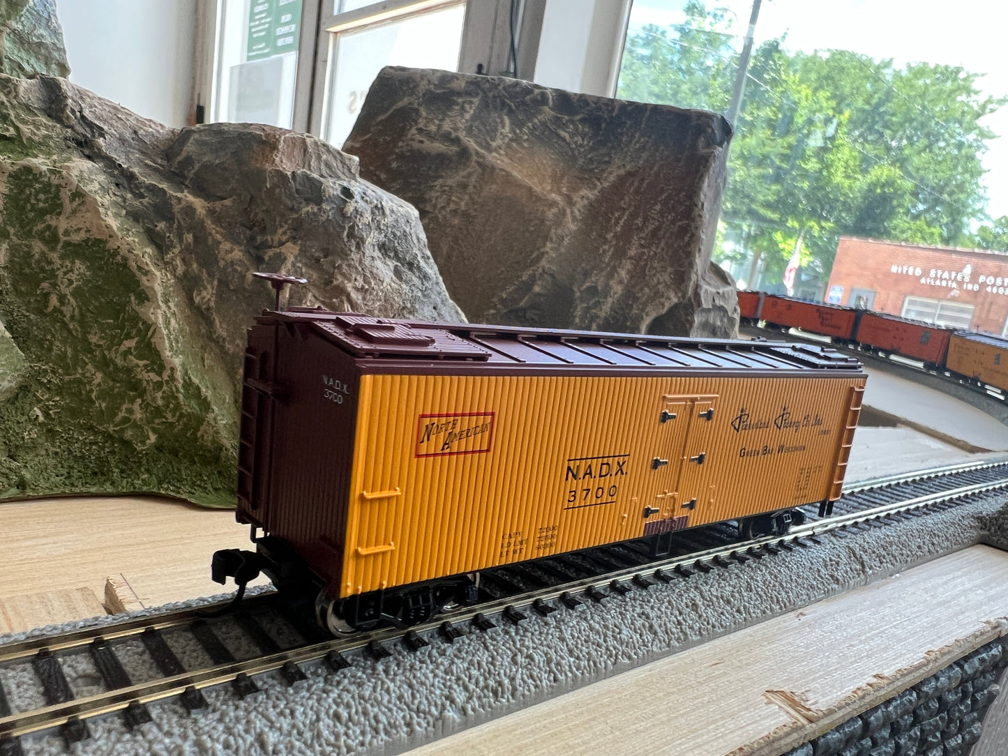 Walthers HO 910-41239 - Mainline - 40' Wood Reefer w/ Wood Ends "Packerland Packing Co" #3712