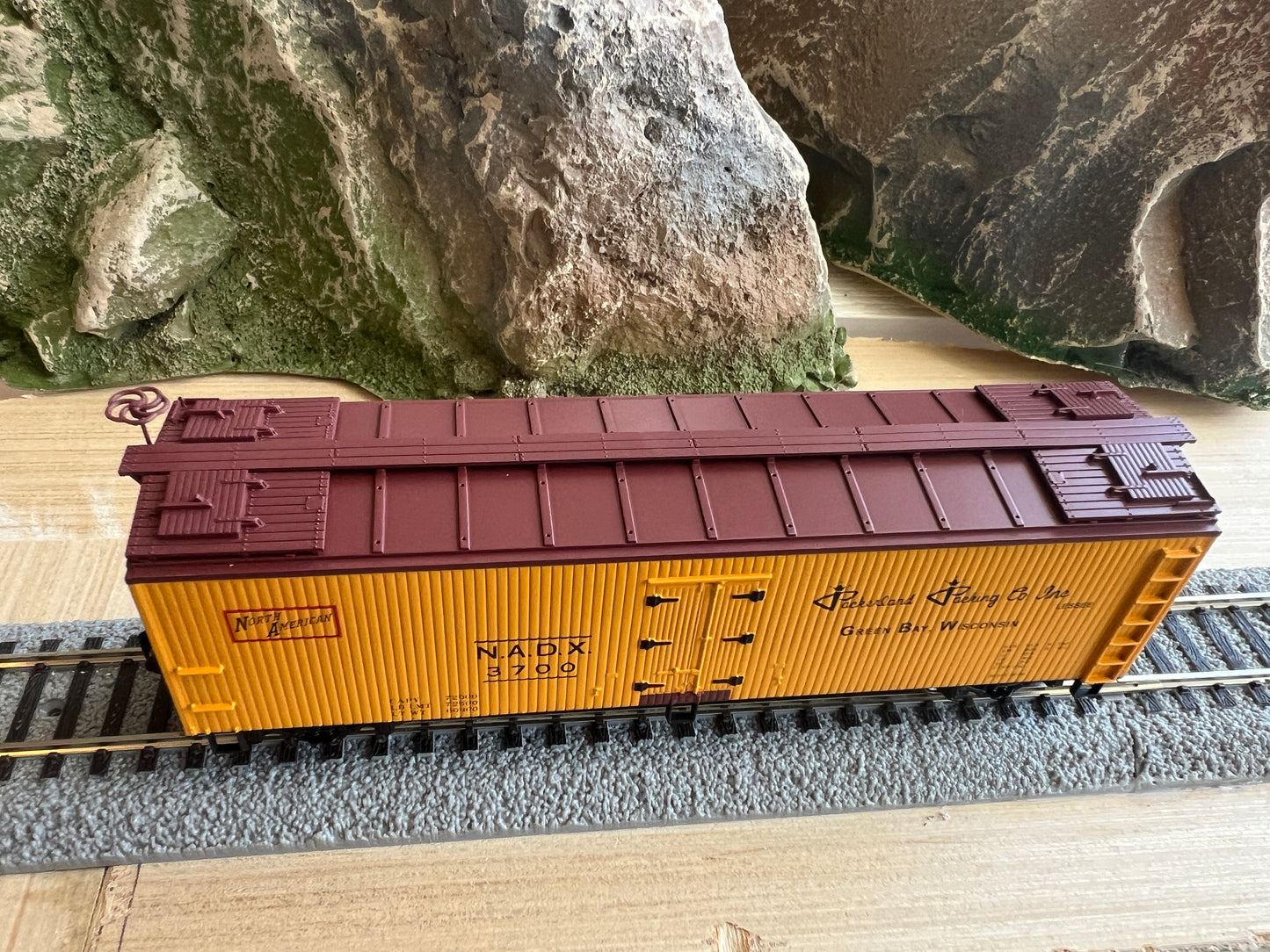 Walthers HO 910-41239 - Mainline - 40' Wood Reefer w/ Wood Ends "Packerland Packing Co" #3712
