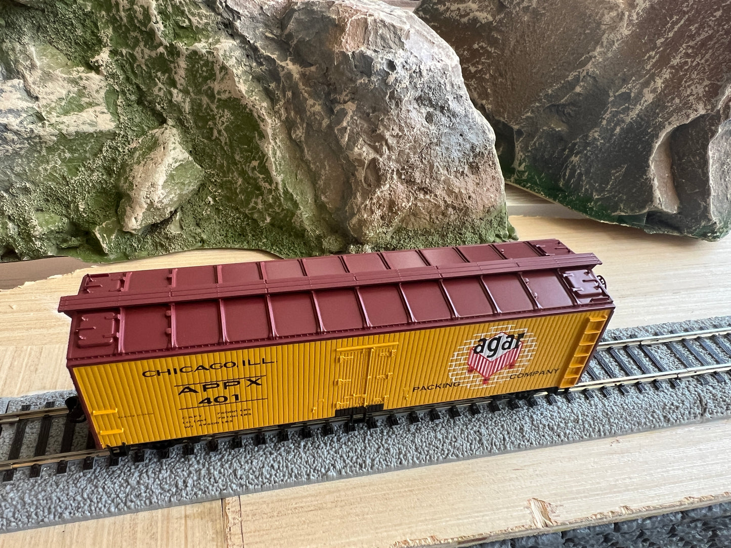 Walthers HO 910-41303 - Mainline - 40' Wood Reefer w/ Steel Ends "APPX" #410 (Agar)