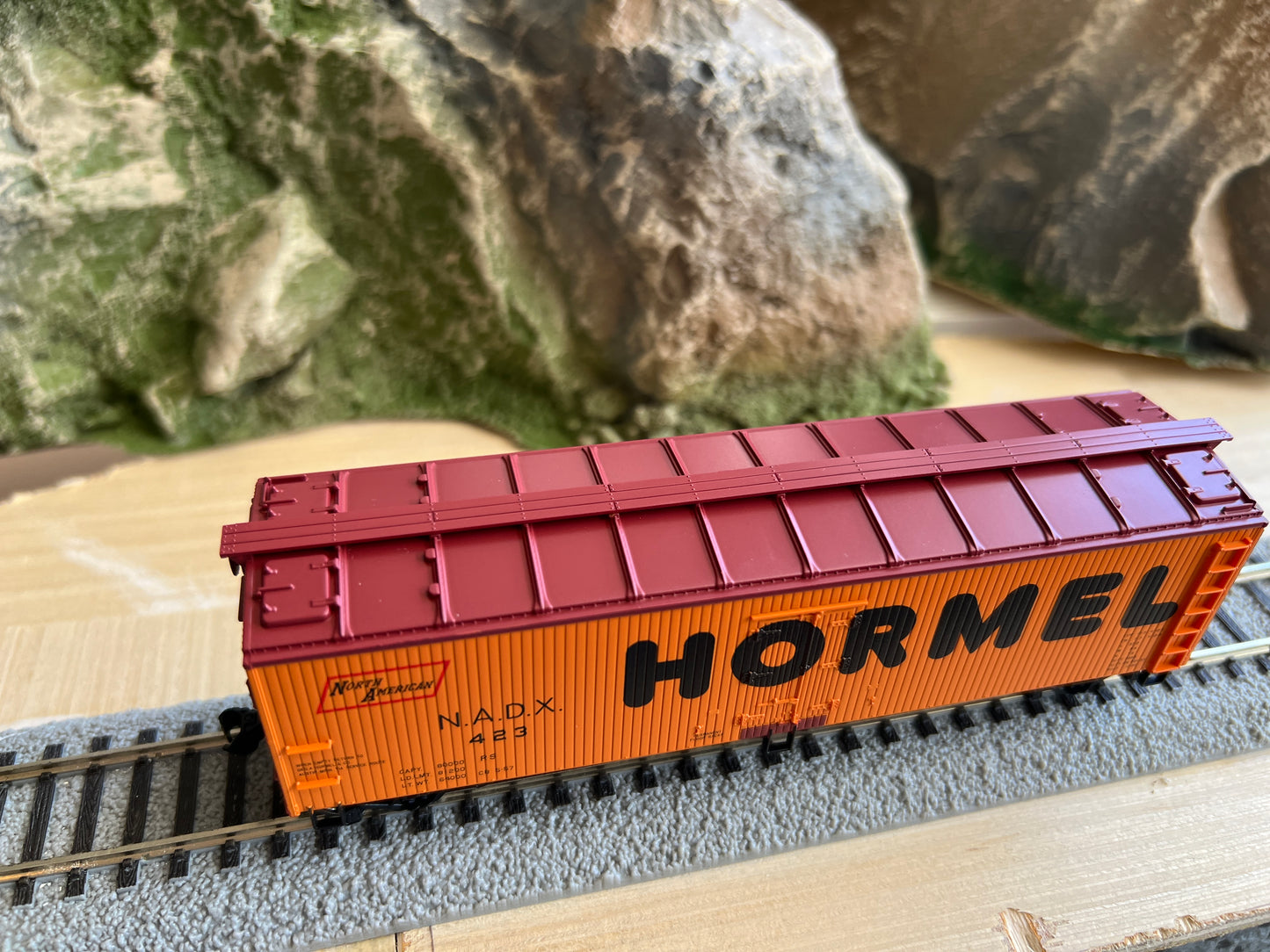Walthers HO 910-41311 - Mainline - 40' Wood Reefer w/ Steel Ends "NADX" #452 (Hormel)