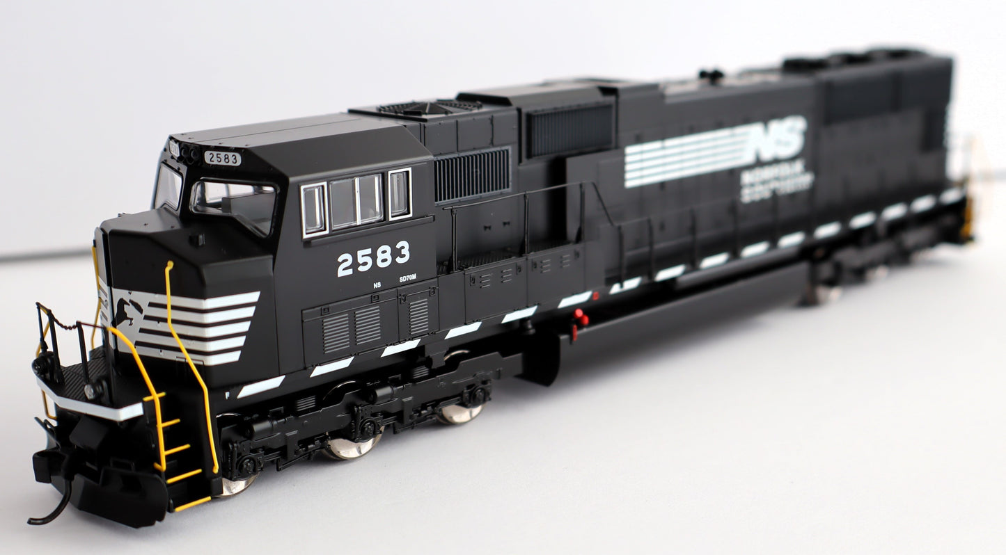 Walthers HO 910-21011 - Mainline - SD70M Diesel Locomotive "Norfolk Southern" #2581 (w/DCC/Sound)