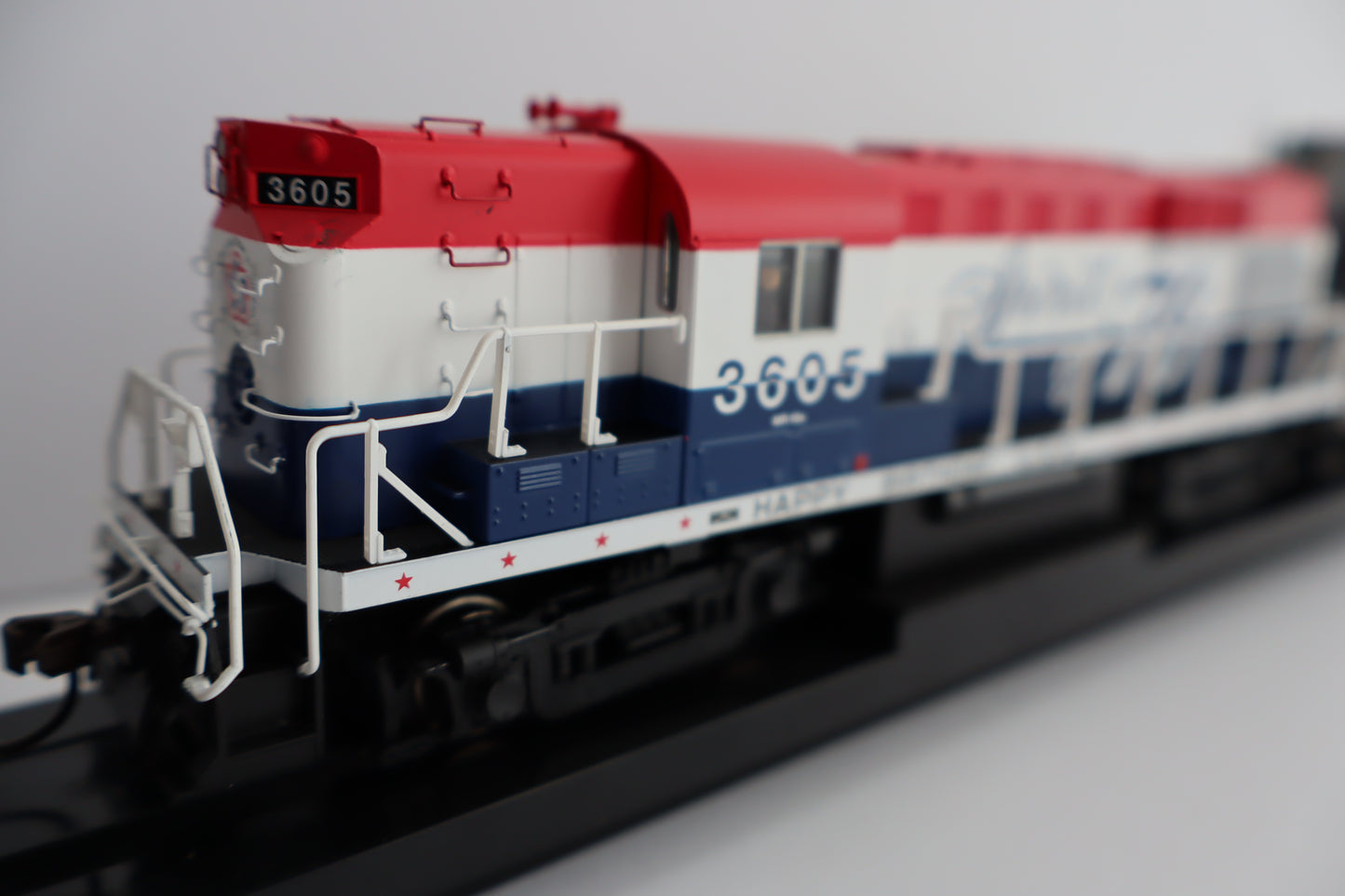 Atlas HO 10 004 538 - Classic - Gold Model - ALCo RS-11 Diesel Locomotive "Duluth, Winnipeg & Pacific" #3605 (Bicentennial)