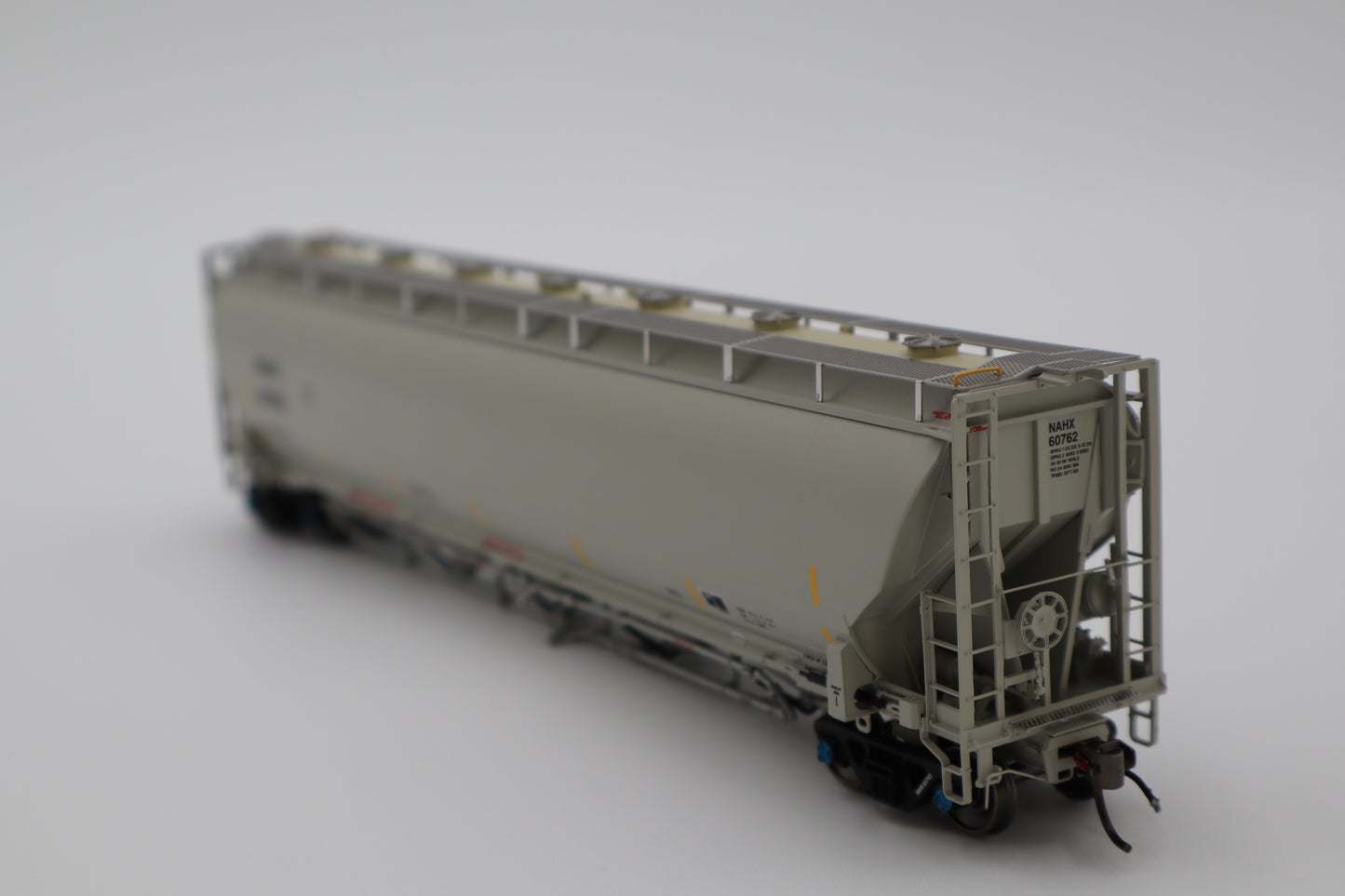 Atlas HO 20007499 - Master Trinity 5660 PD Covered Hopper - 'GE Rail Services (NAHX)' - #60886