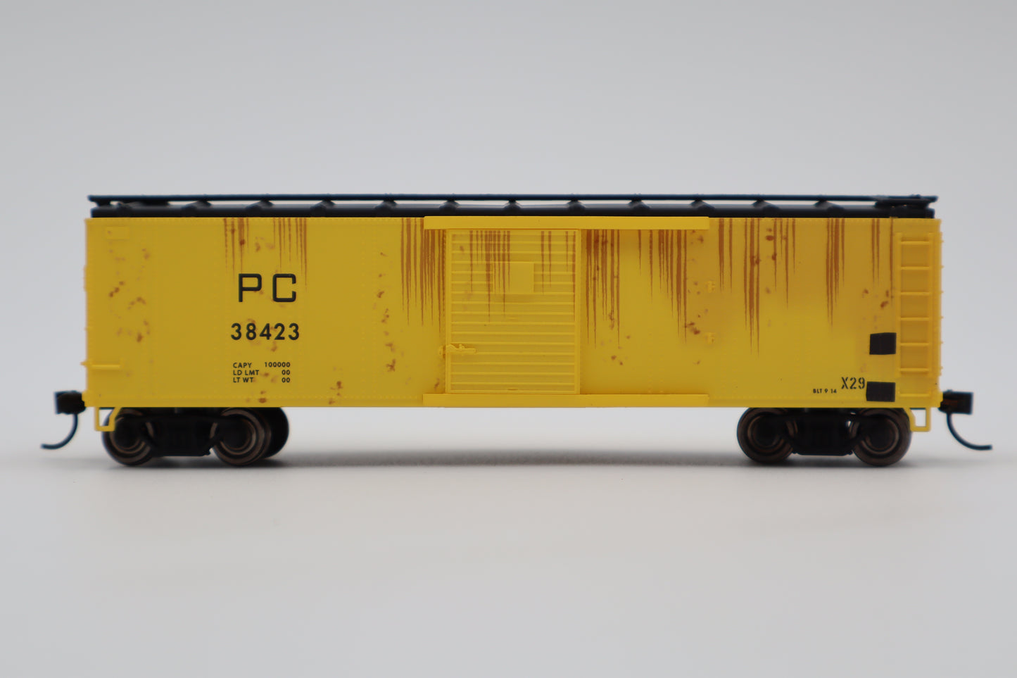 Lionel HO 2454700 - Boxcar "Penn Central" #38423 (Graffiti)