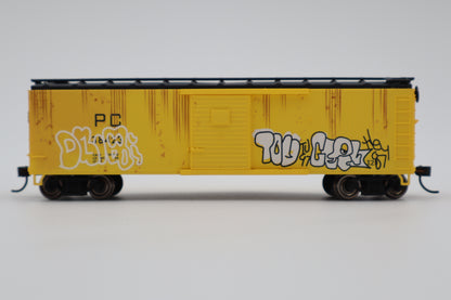Lionel HO 2454700 - Boxcar "Penn Central" #38423 (Graffiti)