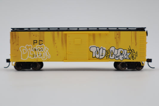 Lionel HO 2454700 - Boxcar "Penn Central" #38423 (Graffiti)