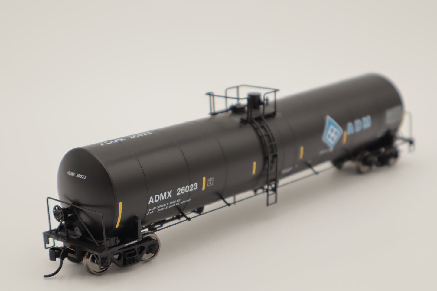 Walthers HO 910-48224 - Mainline - Trinity 25,000-Gallon Tank Car "ADM" #26088