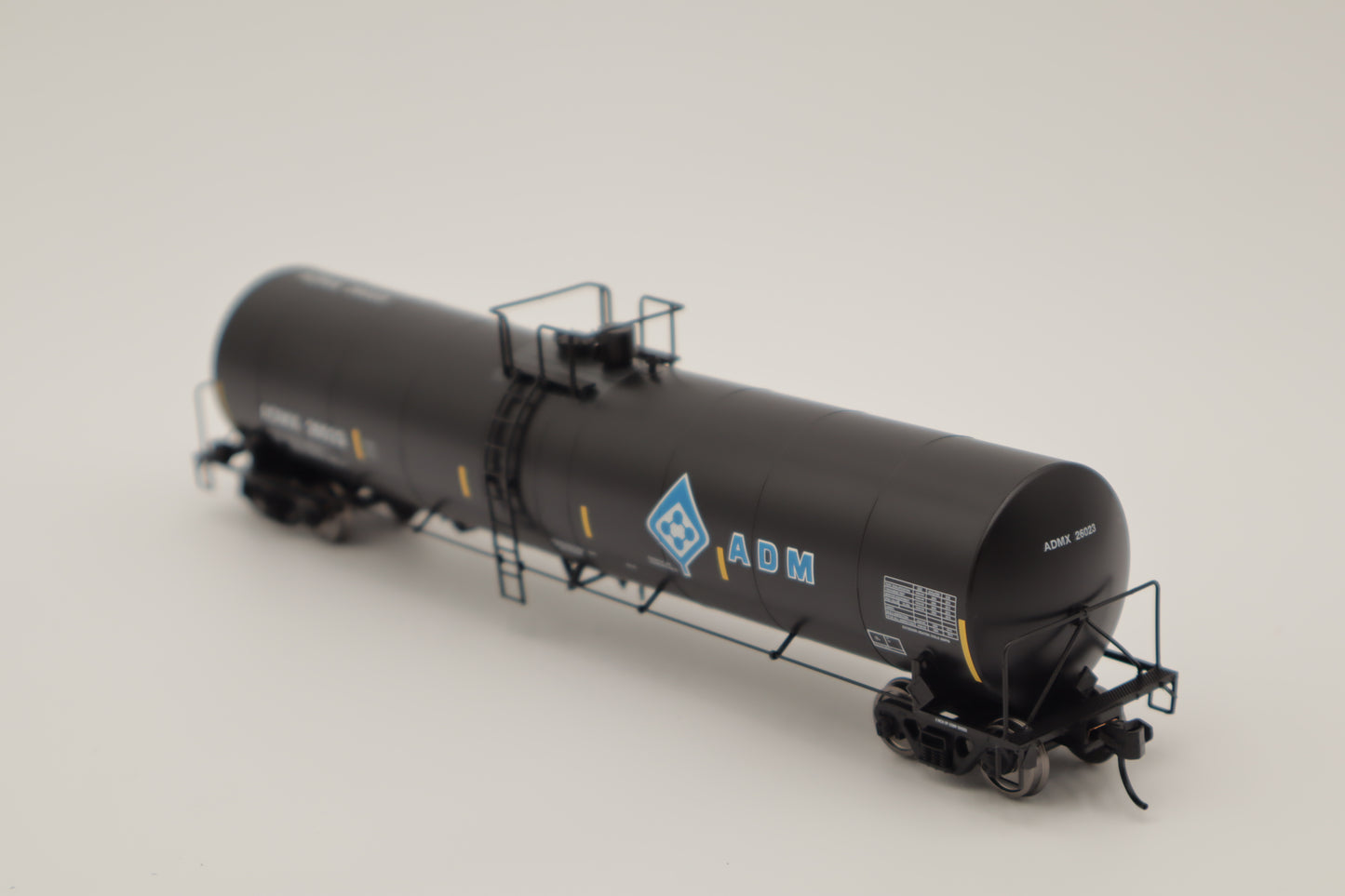 Walthers HO 910-48224 - Mainline - Trinity 25,000-Gallon Tank Car "ADM" #26088