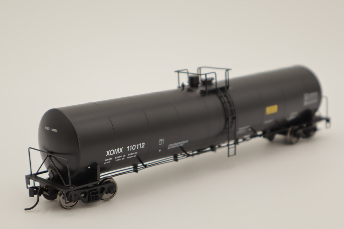 Walthers HO 910-48242 - Mainline - Trinity 25,000-Gallon Tank Car "XOMX" #110112