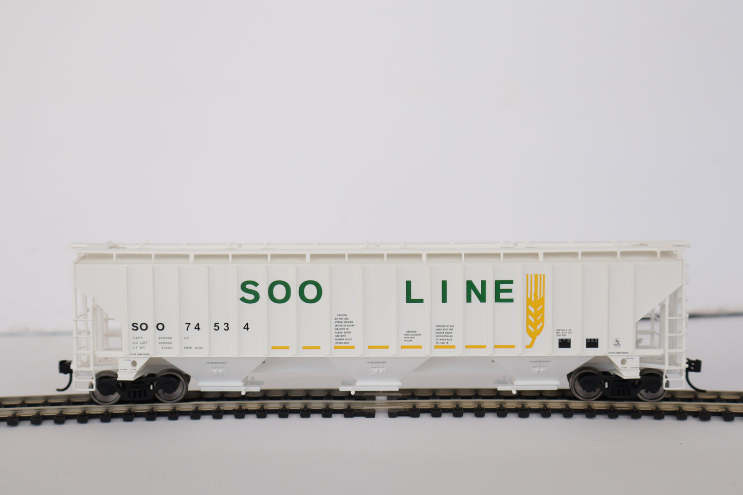 Walthers HO 910-49075 - Mainline - 57' Trinity 4750 3-Bay Covered Hopper "SOO" #74591