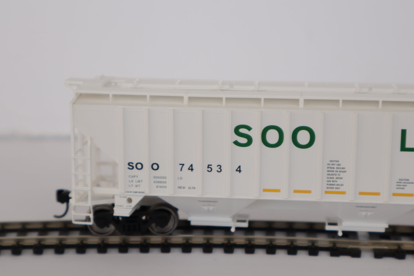 Walthers HO 910-49075 - Mainline - 57' Trinity 4750 3-Bay Covered Hopper "SOO" #74591