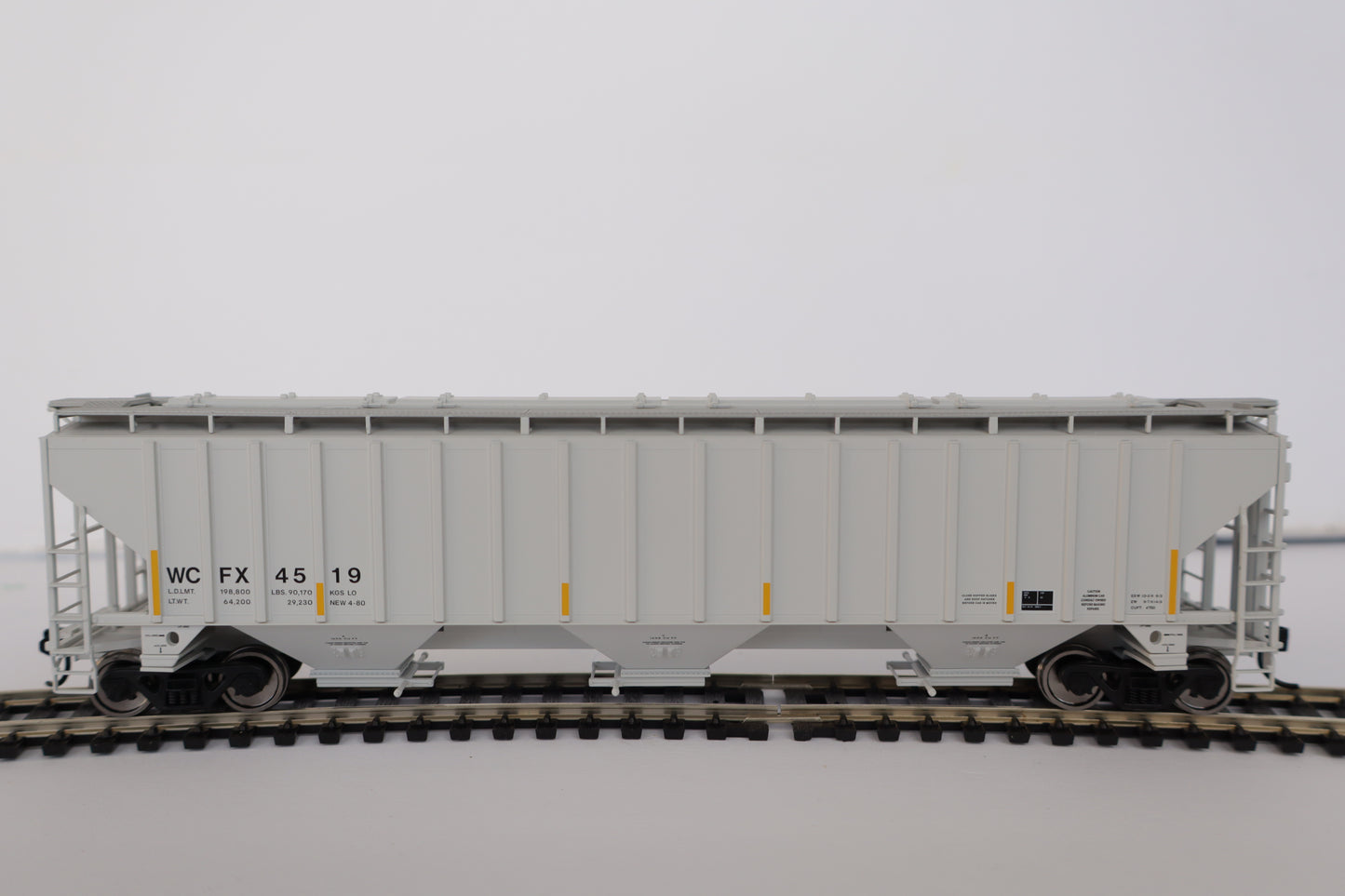 Walthers HO 910-49077 - Mainline - 57' Trinity 4750 3-Bay Covered Hopper "G. E." #4519 (WCFX)