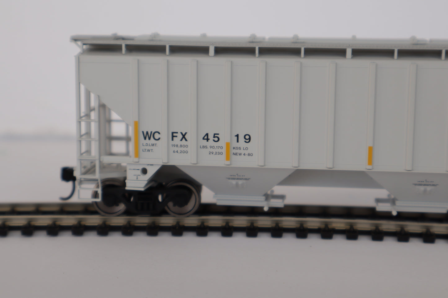 Walthers HO 910-49077 - Mainline - 57' Trinity 4750 3-Bay Covered Hopper "G. E." #4519 (WCFX)
