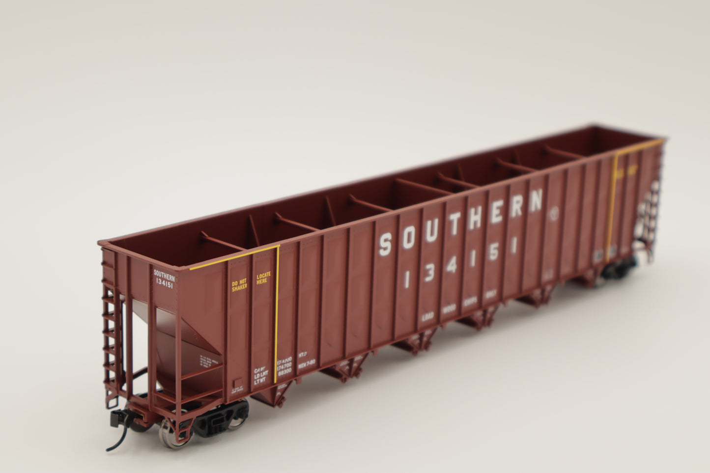 Walthers HO 910-56366 - Mainline - 73' Greenville 7,000 Cubic Foot Wood Chip Hopper "Southern" #134151 (brown)