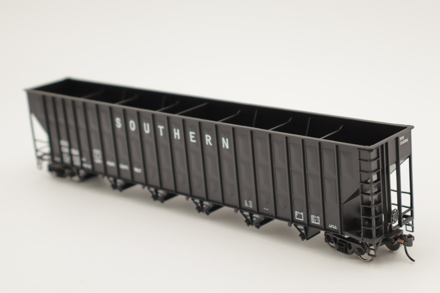 Walthers HO 910-56371 - Mainline - 73' Greenville 7,000 Cubic Foot Wood Chip Hopper "Southern" #134195 (black)