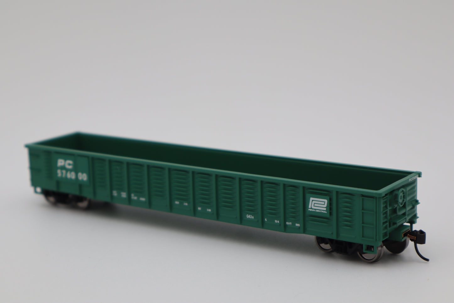 Walthers HO 910-6087 - Mainline - 53' Corrugated-Side Gondola "Penn Central" #576000