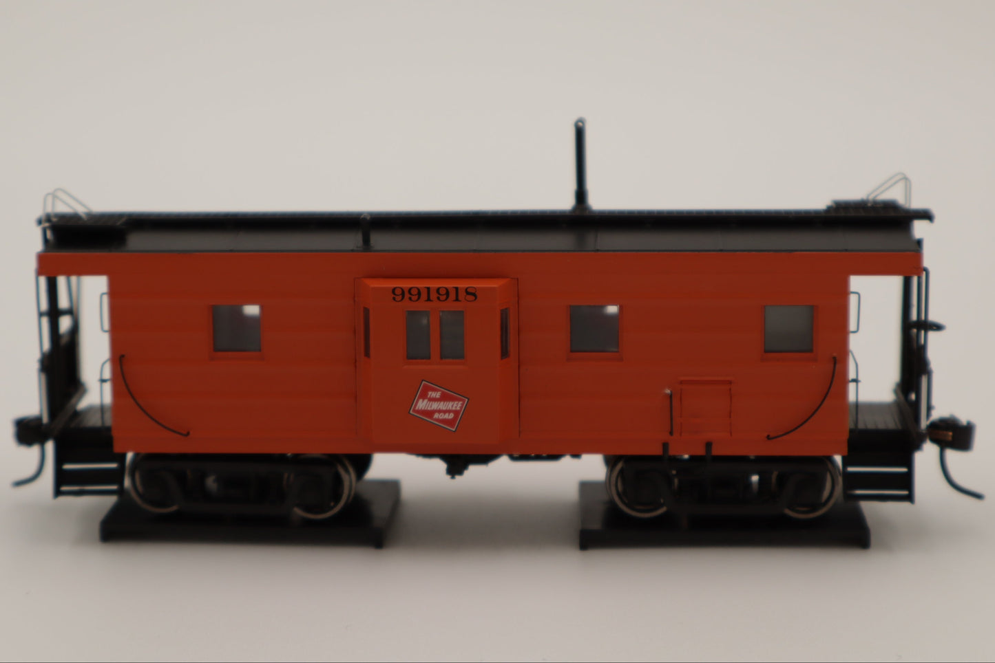 Walthers HO 920-103653 - Proto -  Rib Sided Caboose "Milwaukee Road" #991918 (Orange, Black, Yellow; Includes Oil Stove)
